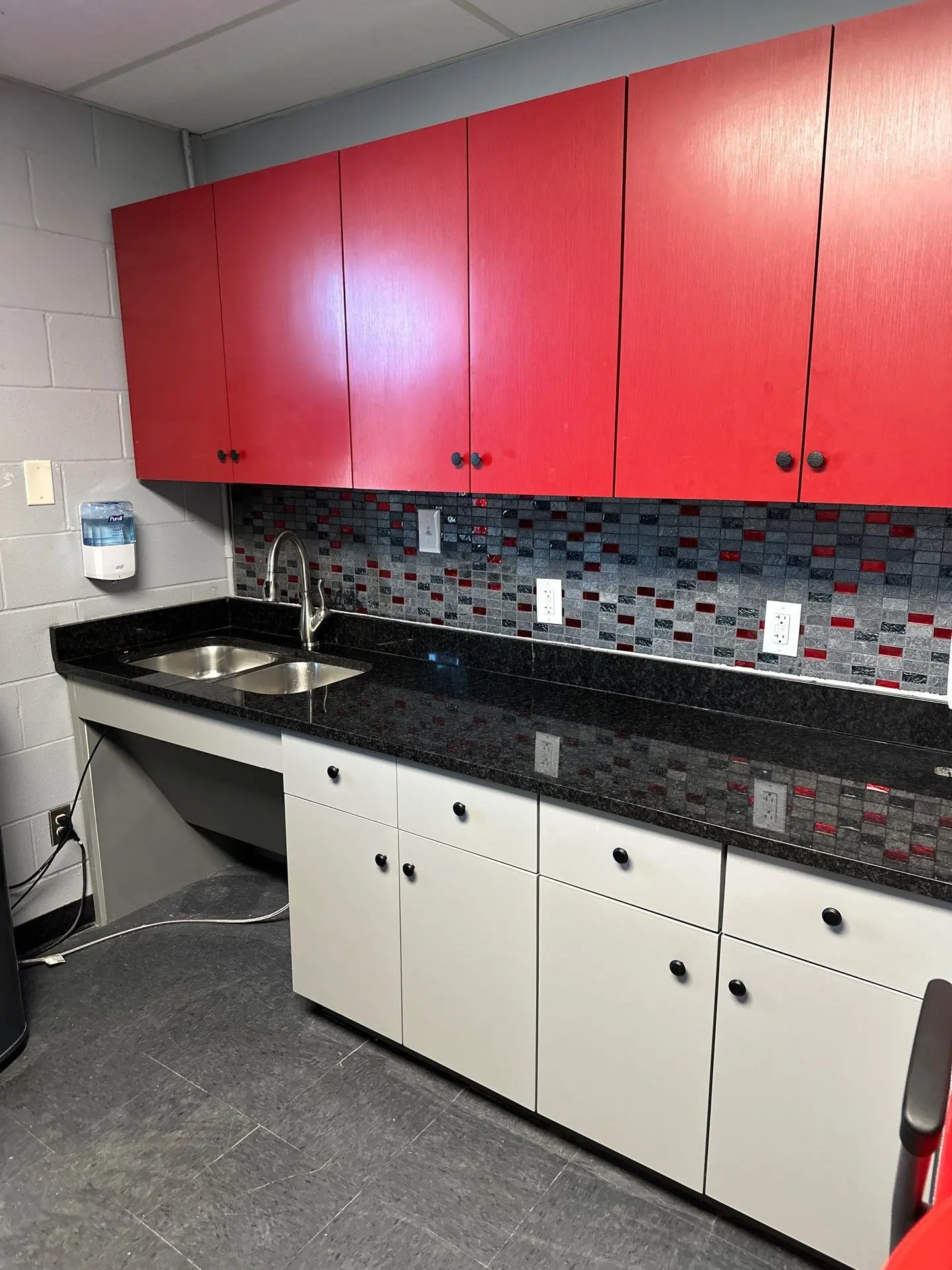 Two-tone kitchen cabinets with quartz countertops in Fort Worth TX